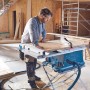 Bosch Professional GTS 635-216 Tischkreissäge im Einsatz mit Anwender und Werkstück.