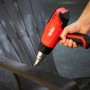 Weller Düsenset mit Heißluftpistole in Anwendung auf Holzstuhl, Zubehör für Heimwerker.
