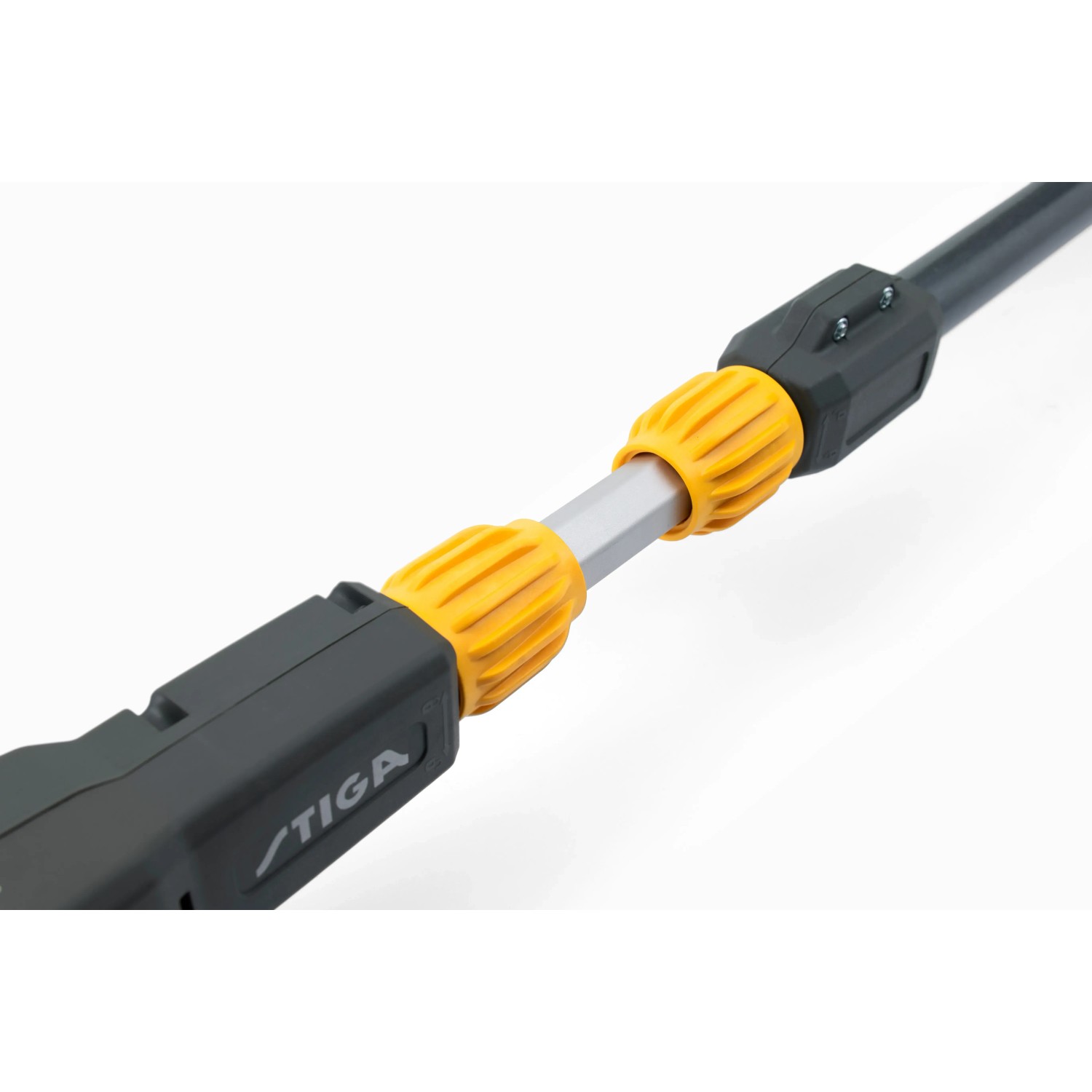 Detailaufnahme des Stiga Akku-Multitool MT 500e mit gelben Verbindungselementen.