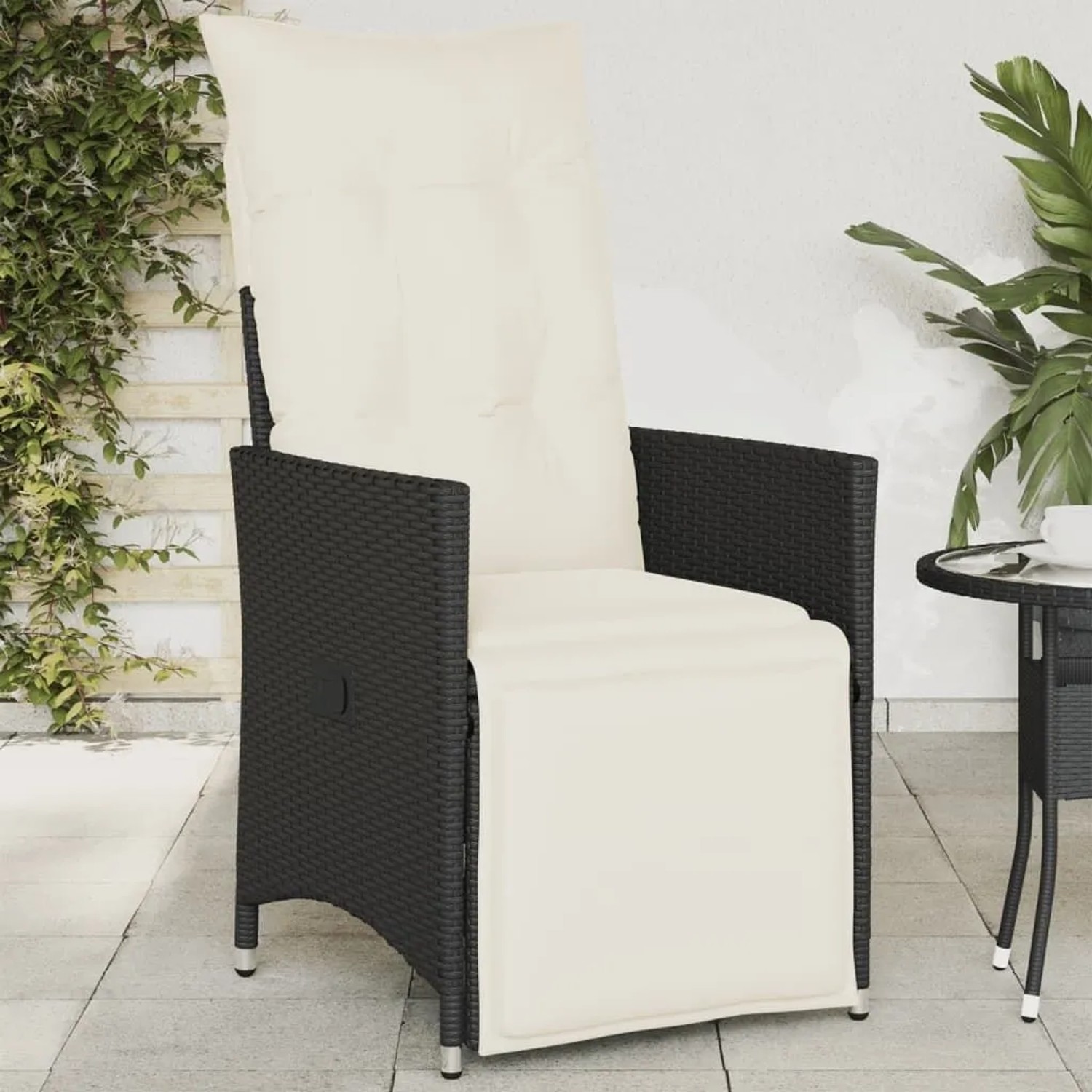 Verstellbarer vidaXL Gartensessel aus Rattan, schwarz mit cremeweißen Kissen.
