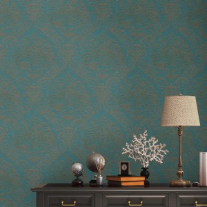 Nahaufnahme der Bricoflor Barock Tapete in Blau und Gold mit Vintage-Ornamenten im Wohnzimmer.