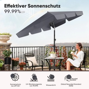 Rechteckiger, grauer Sekey Sonnenschirm 200x125 cm auf Balkon mit Frau. Höhenverstellbarer Balkonschirm mit Schutzhülle.