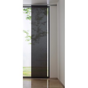 Grauer Mydeco Schiebevorhang Cool (60x300cm) am Fenster. Moderner Flächenvorhang für Wohnraumgestaltung.