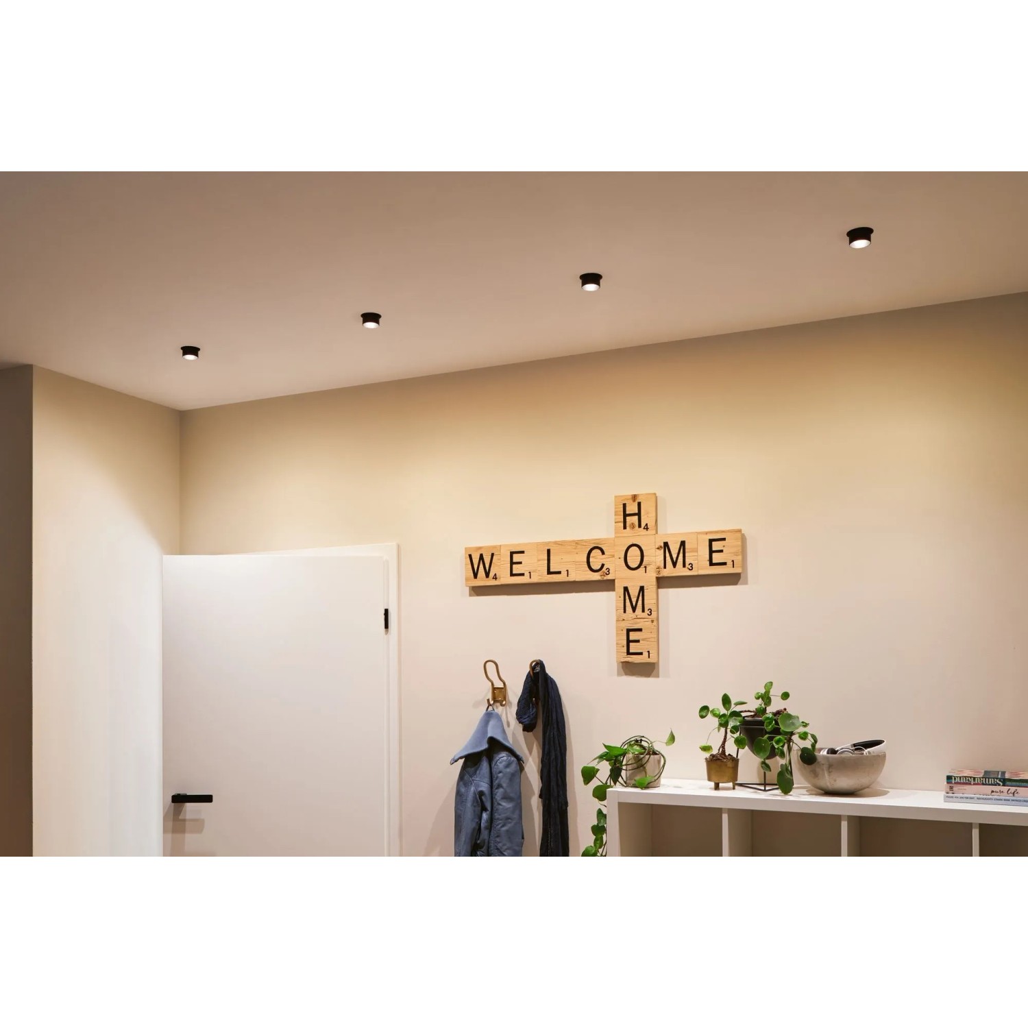 Schwarzes LED Einbauleuchten-Set (3er) mit warmweißem Licht in modernem Flur.