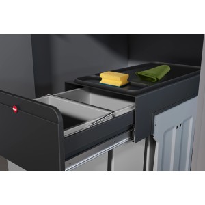 Hailo Einbau-Mülleimer EB-X Trio mit 3 Eimern, Vollauszug und Ablageflächen im Unterschrank.