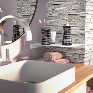 SOTECH HOVER-XIV weißes Design Wandeckregal im Bad, montiert an Steinwand, mit Zahnbürsten und Seifenspender.