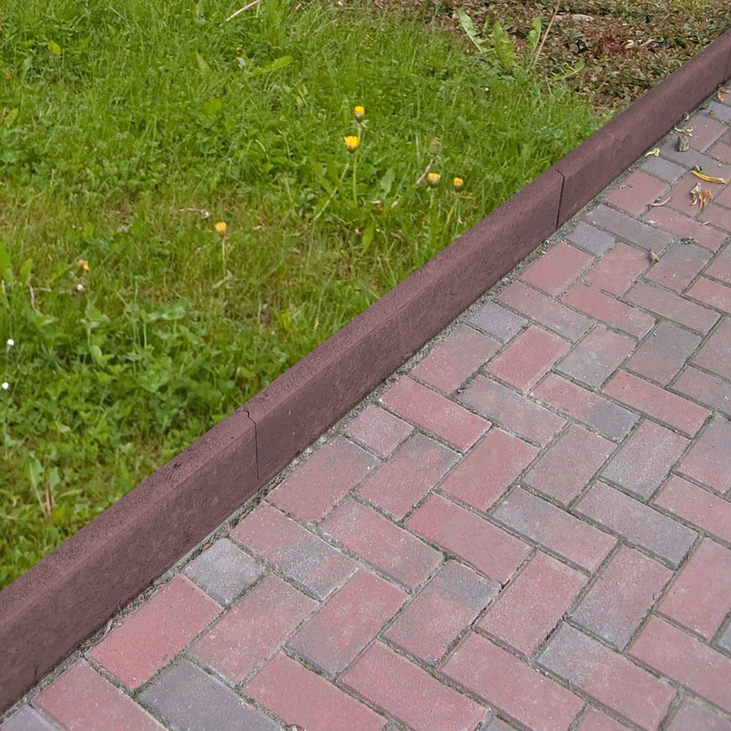 Anthrazit Rasenkantenstein mini, abgerundet, 50x15x5 cm, als Beet- und Wegeinfassung.