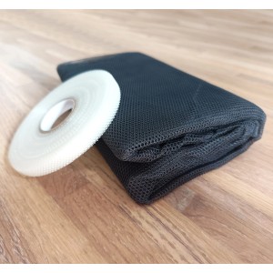 Avosdim Fliegennetz 20er-Set mit Klettband (150x180cm): Rolle Klettband und gefaltetes, dunkles Fliegengitter.