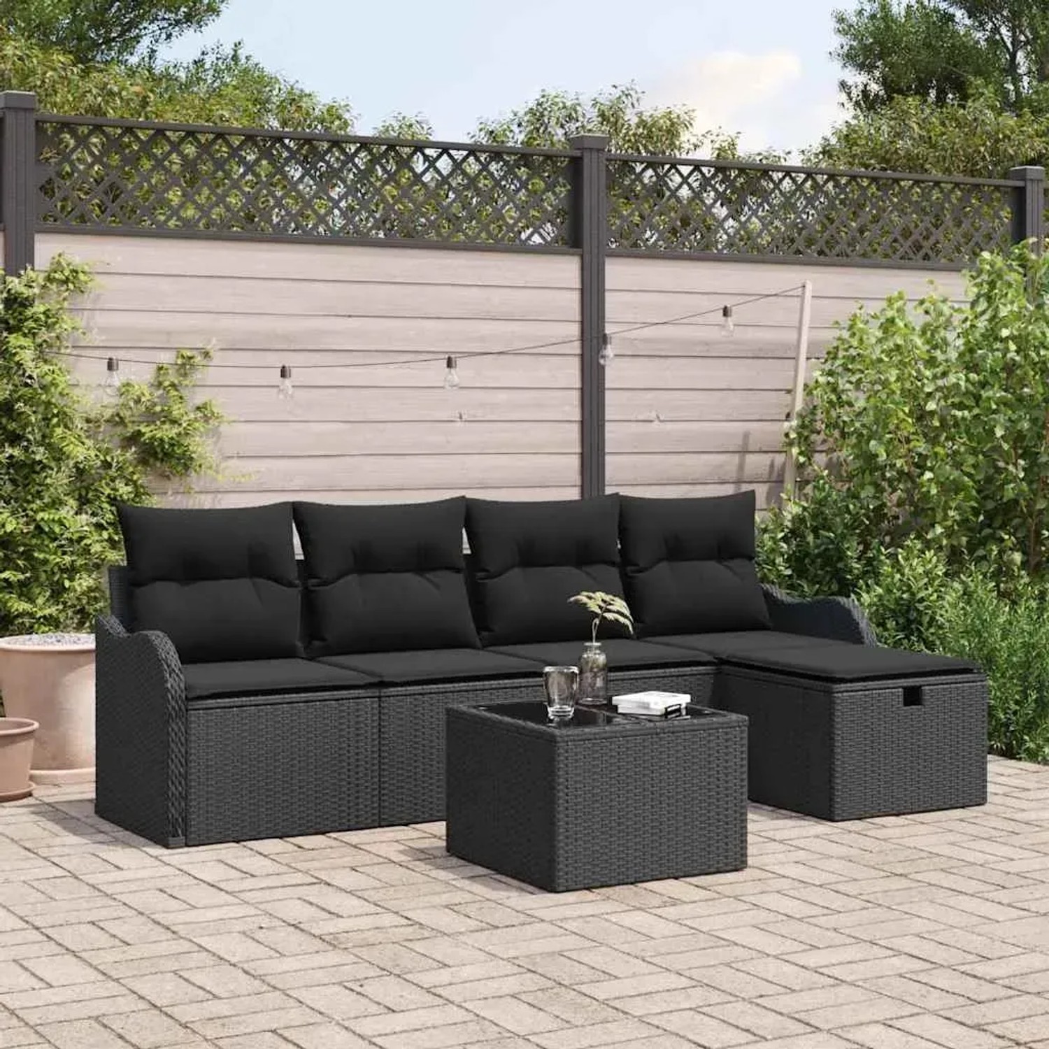 Schwarzes 6-tlg. vidaXL Garten-Sofa-Set aus Poly Rattan mit Kissen und Tisch.