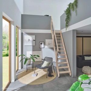 Intercon Raumspartreppe Living aus hellem Fichtenholz mit schwarzem Metallgeländer in modernem Wohnbereich. Innentreppe.