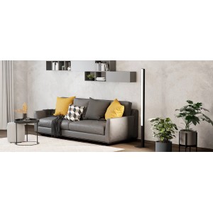 Moderne, schwarze LED-Stehleuchte Simolaris-Z von Eglo im Wohnzimmer mit Sofa und Pflanzen.