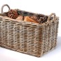 Rechteckiger, grauer Kobolo Holzkorb aus Rattan mit Stoffeinsatz und Griffen, gefüllt mit Holz und Tannenzapfen.