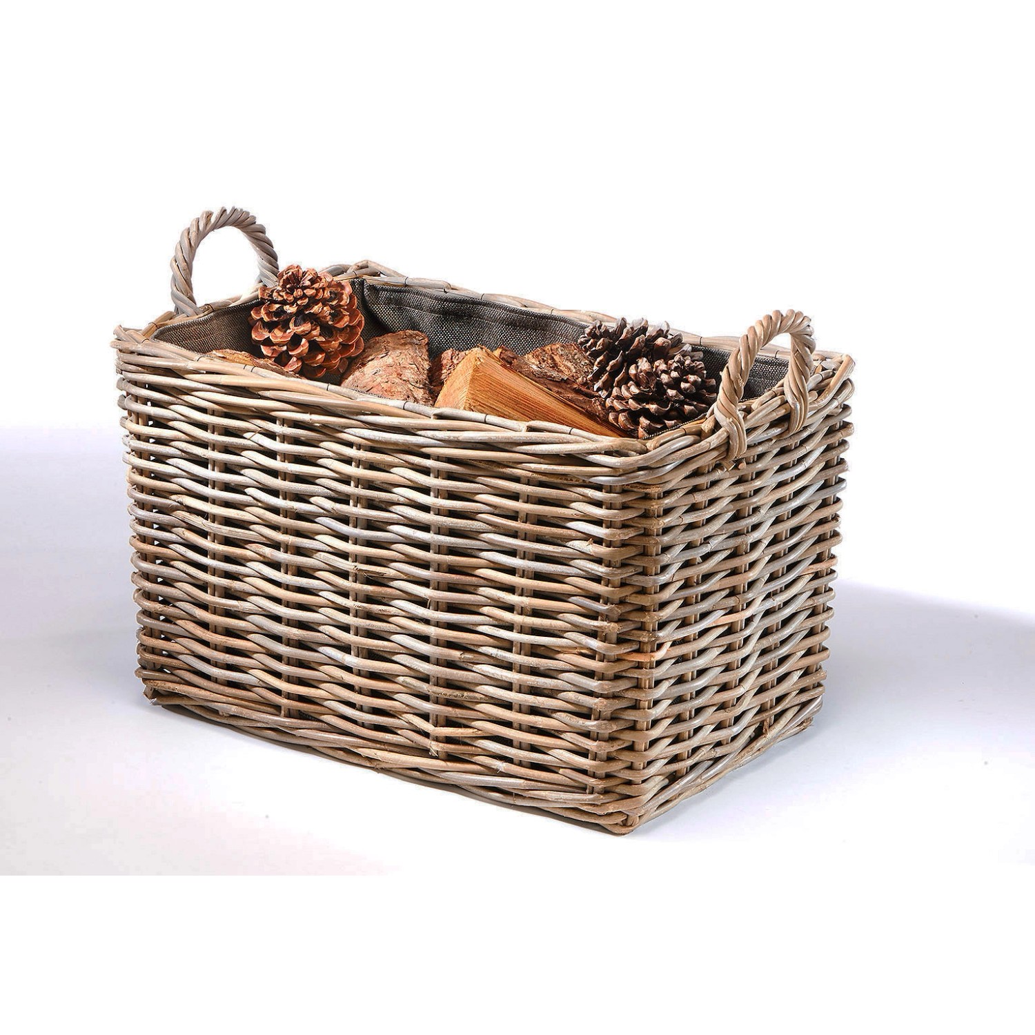 Rechteckiger, grauer Kobolo Holzkorb aus Rattan mit Stoffeinsatz und Griffen, gefüllt mit Holz und Tannenzapfen.