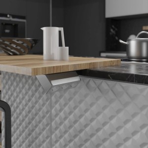 Kalb Luxor 3-fach Steckdose mit Tischklemme unter einer Arbeitsplatte montiert.