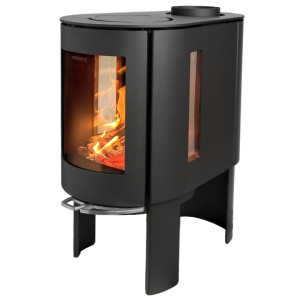 Schwarzer Aduro 23 Kaminofen (6,3 kW) mit Automatik und Holzfeuer.