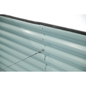 Detailansicht Westmann Hochbeet Oval Metall Anthrazit: Befestigung und Struktur des Metall-Hochbeets.