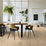 Wohnraum mit Kaindl Poseidon Laminat California Oak, wasserfest und in heller Holzoptik.