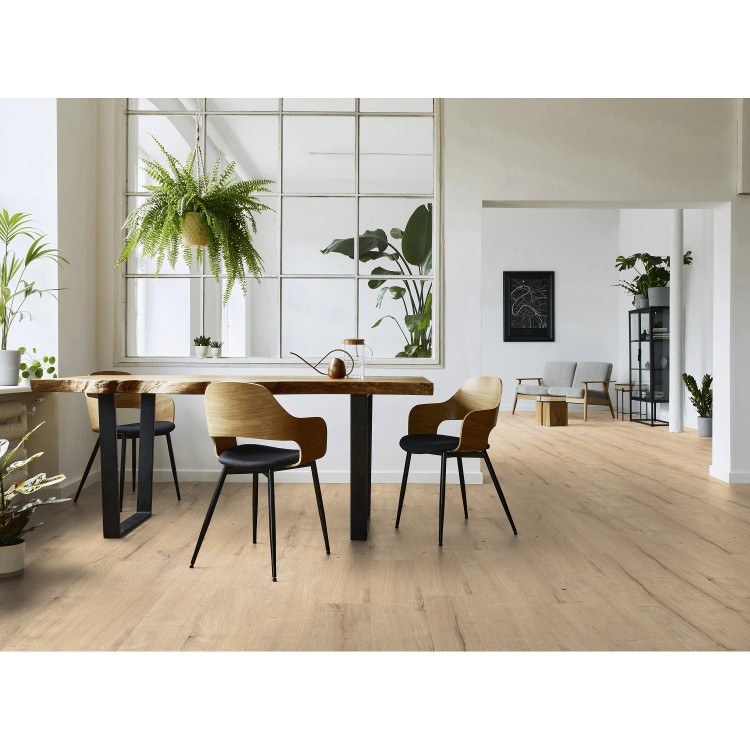 Wohnraum mit Kaindl Poseidon Laminat California Oak, wasserfest und in heller Holzoptik.
