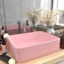 Rechteckiges Keramik-Waschbecken in Mattrosa auf Holzplatte im Bad. Luxuriöser Einzelwaschtisch für moderne Bäder.
