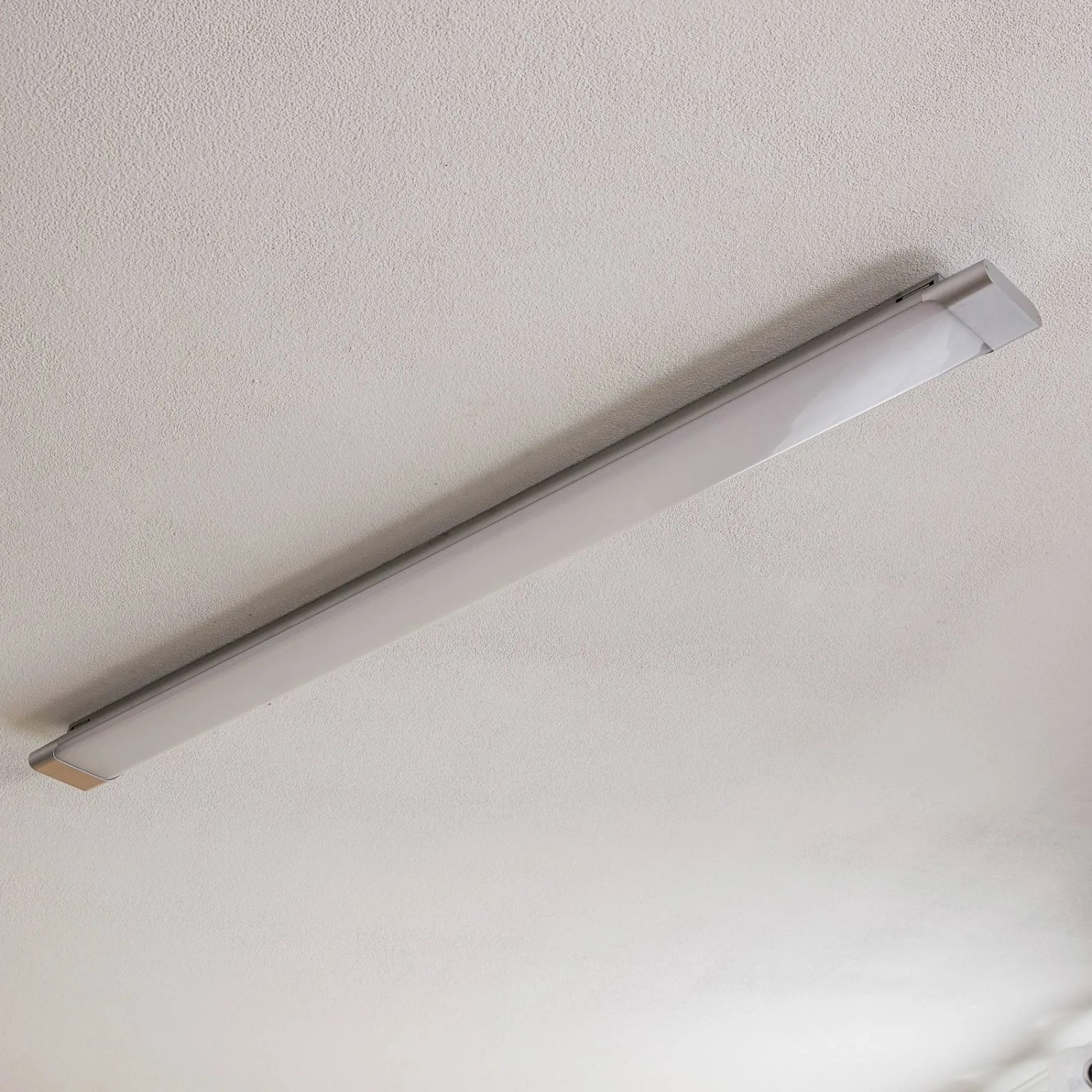 Moderne LED Deckenleuchte Vinca in Alu, 120cm lang, für Büro und Arbeitszimmer.