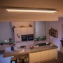 Philips Hue Aurelle LED Deckenleuchte mit Dimmer in Weiß über einer modernen Küche.