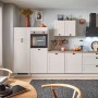 Moderne pino Küchenzeile in Kaschmirgrau matt, 330 cm breit, mit Elektrogeräten und Spüle.