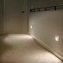 Mr. Beams LED-Nachtlicht MB720, weiße Batterie-Nachtleuchte mit Bewegungsmelder im Flur.