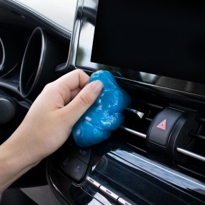 Anwendung: Blaues OKCars Auto-Reinigungsgel säubert Lüftungsschlitz im Auto.