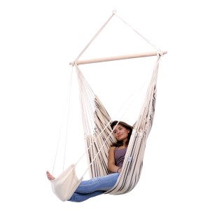 Amazonas Hängesitz Brasil Cappuccino mit Holzstab, Frau sitzt entspannt im Hängesessel.