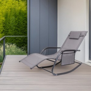 Graue Albatros Premium Gartenliege C-Form mit Kopfkissen und Tasche auf Terrasse.