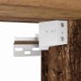 Detailaufnahme der Wandmontage des vidaXL Nachttischs in Altholz Optik.
