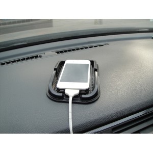 Schwarzes OBI AntiRutsch-Pad mit Smartphone auf einem Armaturenbrett.