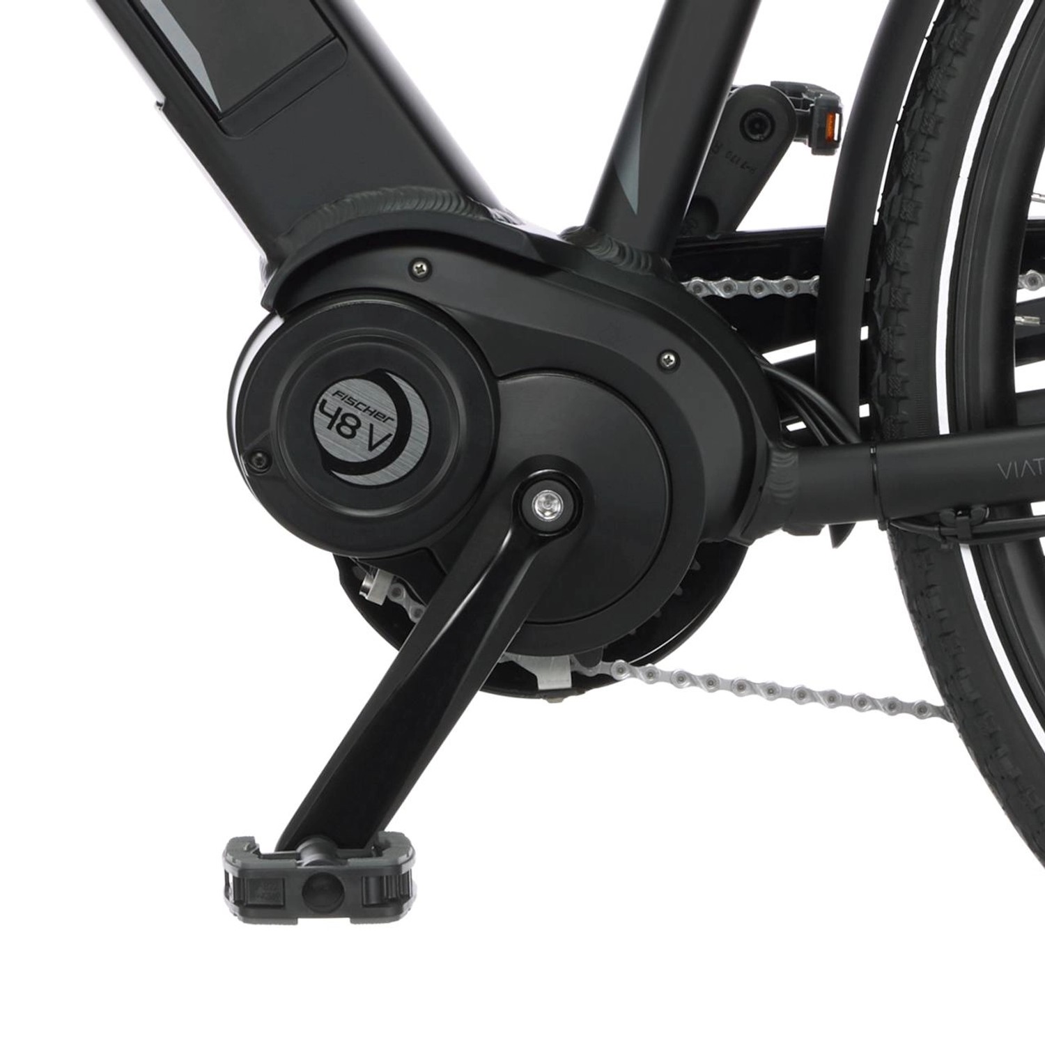 Detailaufnahme: Schwarzes Fischer E-Bike Damen Viator 4.0i mit Mittelmotor und Pedal.