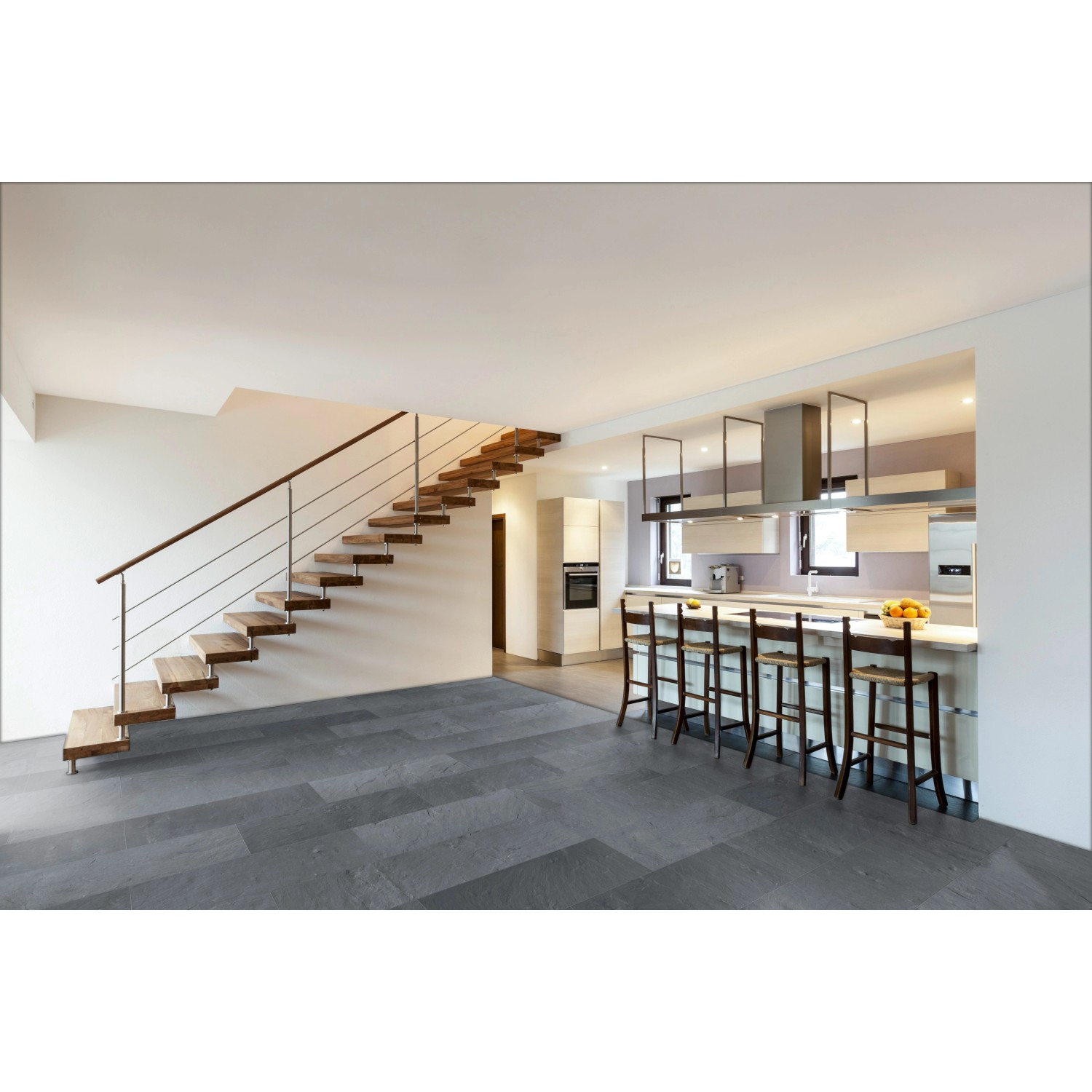 Verlegtes Classen Ceramin Neo Vario Cosmo Großformat in dunkler Schieferoptik im Wohnbereich mit Treppe und Küche.