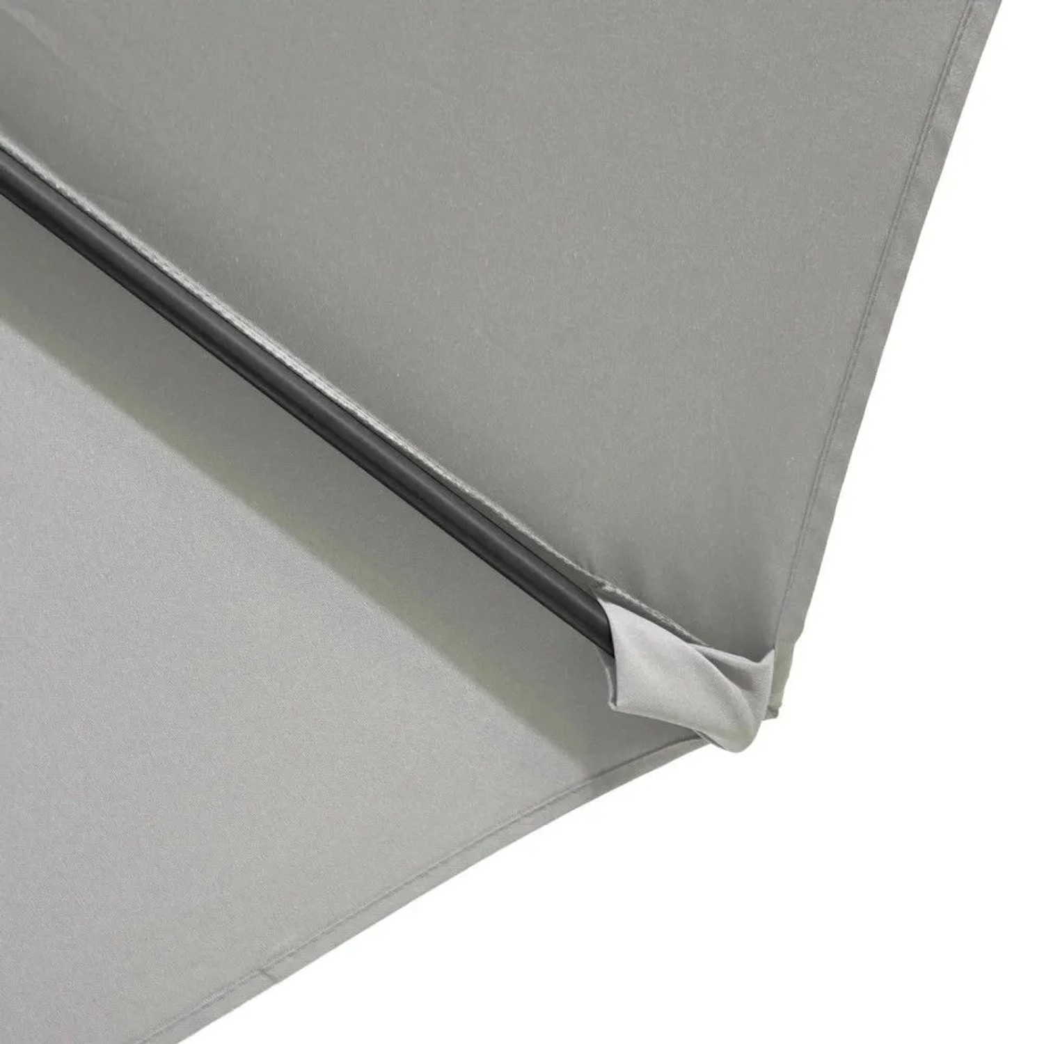 Detail des hellgrauen Svita Ampelschirm-Stoffs mit schwarzem Aluminiumgestell. Robuster Polyester-Sonnenschirm für Garten & Terrasse.