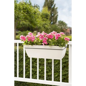 Ebertsankey Geländertopf-Set Paris 50 mint grün mit pinken Geranien am weißen Geländer.