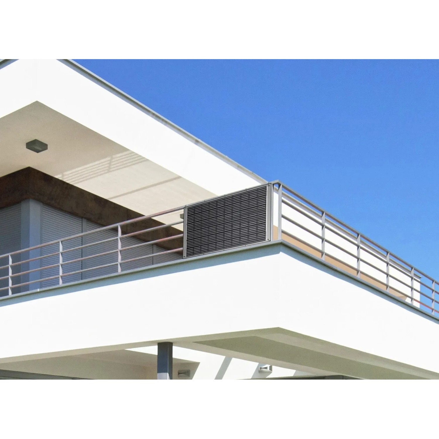 Solaranlage am Balkon mit Greensolar Balkonbefestigung BB1M, befestigt mit Kabelbindern.