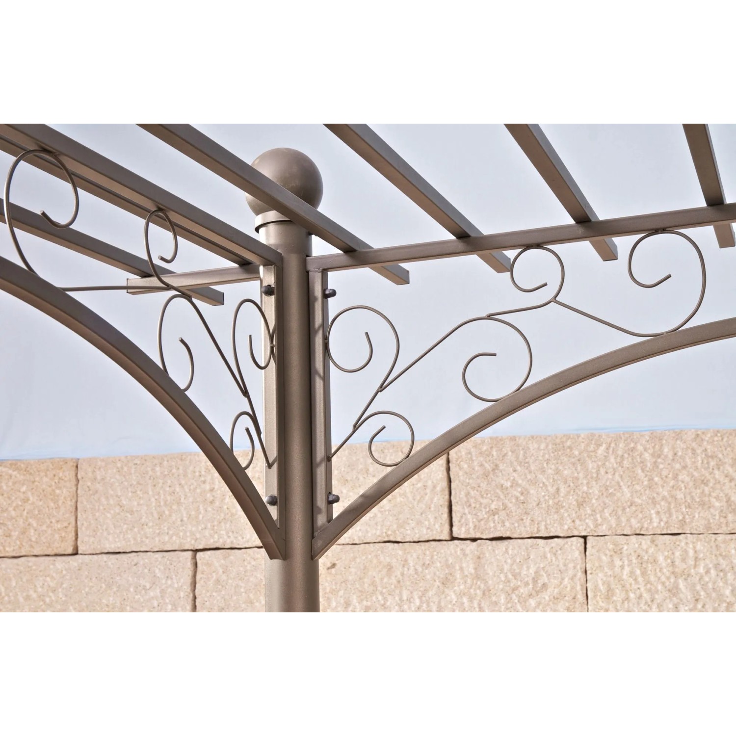 DELUKE Rosenbogen EBBE: Detail der anthrazitfarbenen Metall-Rankhilfe mit geschwungenen Ornamenten für den Garten.