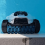 Weiß-schwarzer Mammotion Akku-Poolreinigungsroboter Spino E1 im Pool. Kompakter Poolroboter mit Raupenantrieb.