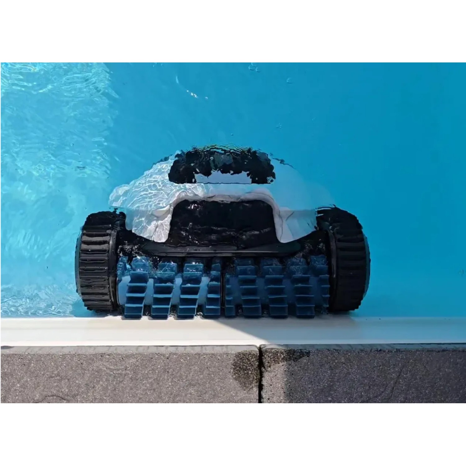 Weiß-schwarzer Mammotion Akku-Poolreinigungsroboter Spino E1 im Pool. Kompakter Poolroboter mit Raupenantrieb.