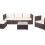 Braune Poly-Rattan Lounge-Garnitur Busto mit cremefarbenen Kissen und Glastisch für Garten oder Terrasse.