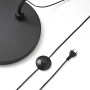 Detailaufnahme der schwarzen Lindby Bogenleuchte Jonera: Fuß, Kabel und Schalter.