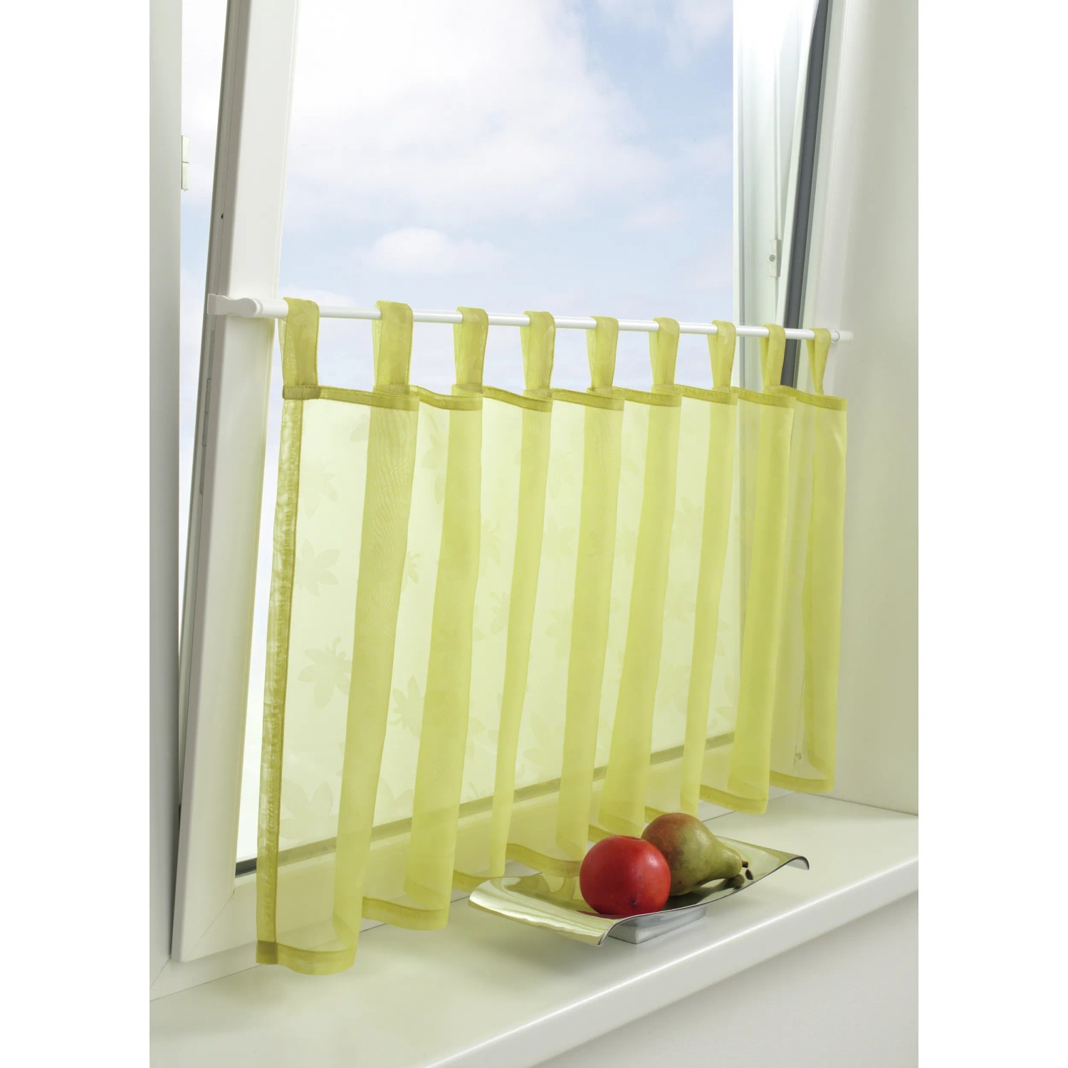 Weiße Gardinia Klemmvitrage Stange mit hellgrünem, transparentem Vorhang am Fenster.