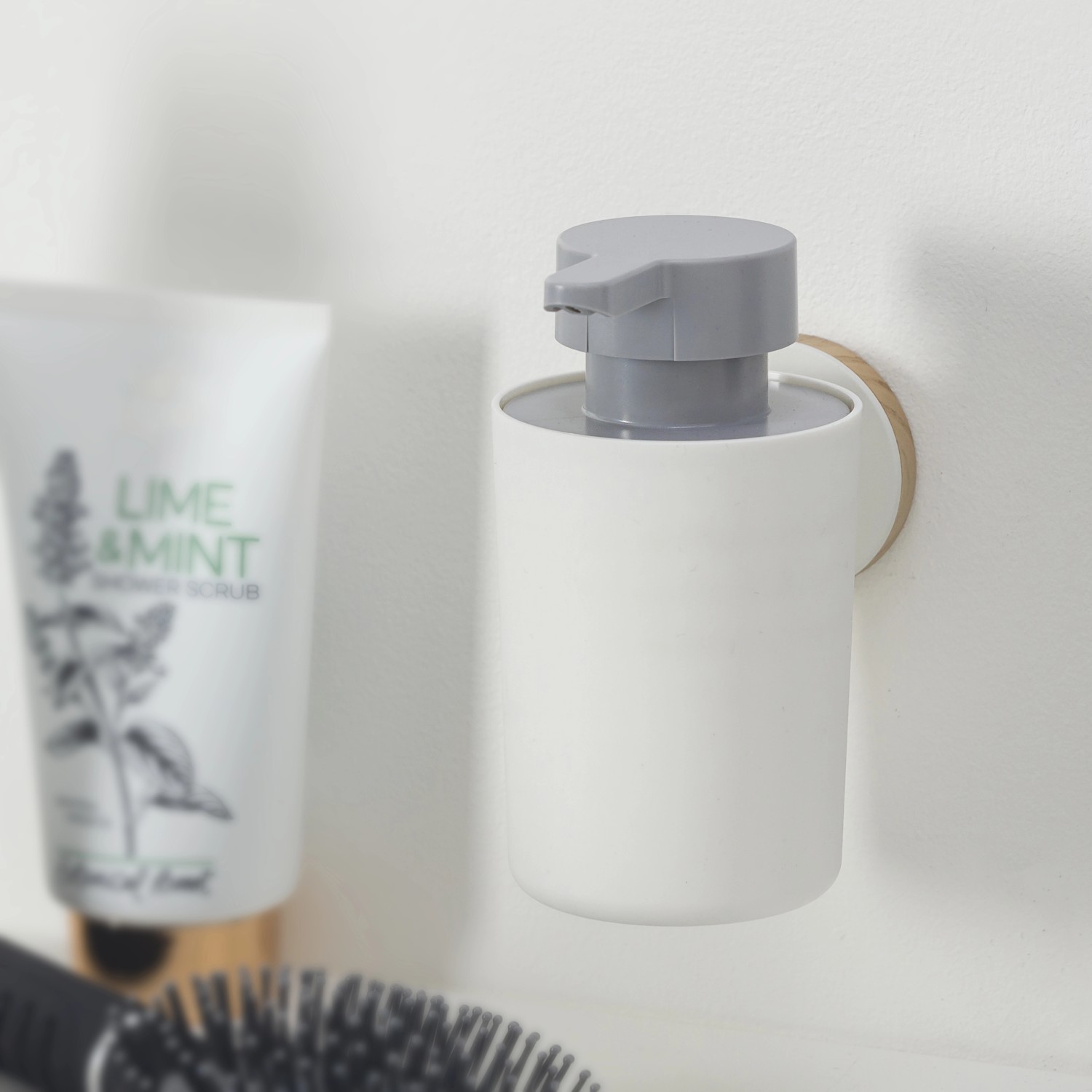 Weißer Tiger Seifenspender Urban mit grauem Spenderkopf und Holz-Akzentring.