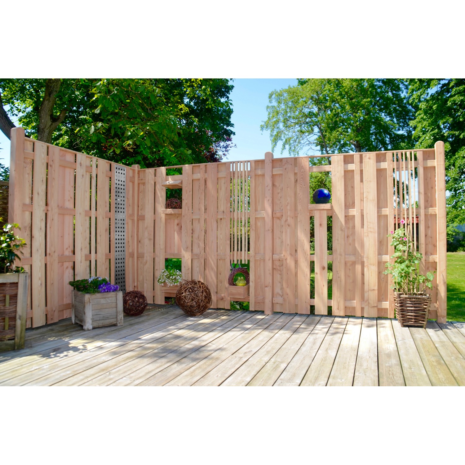 T & J Sichtschutzzaun Aalborg aus Lärche, 180x180 cm, naturbelassen, mit Dekoration auf Terrasse.