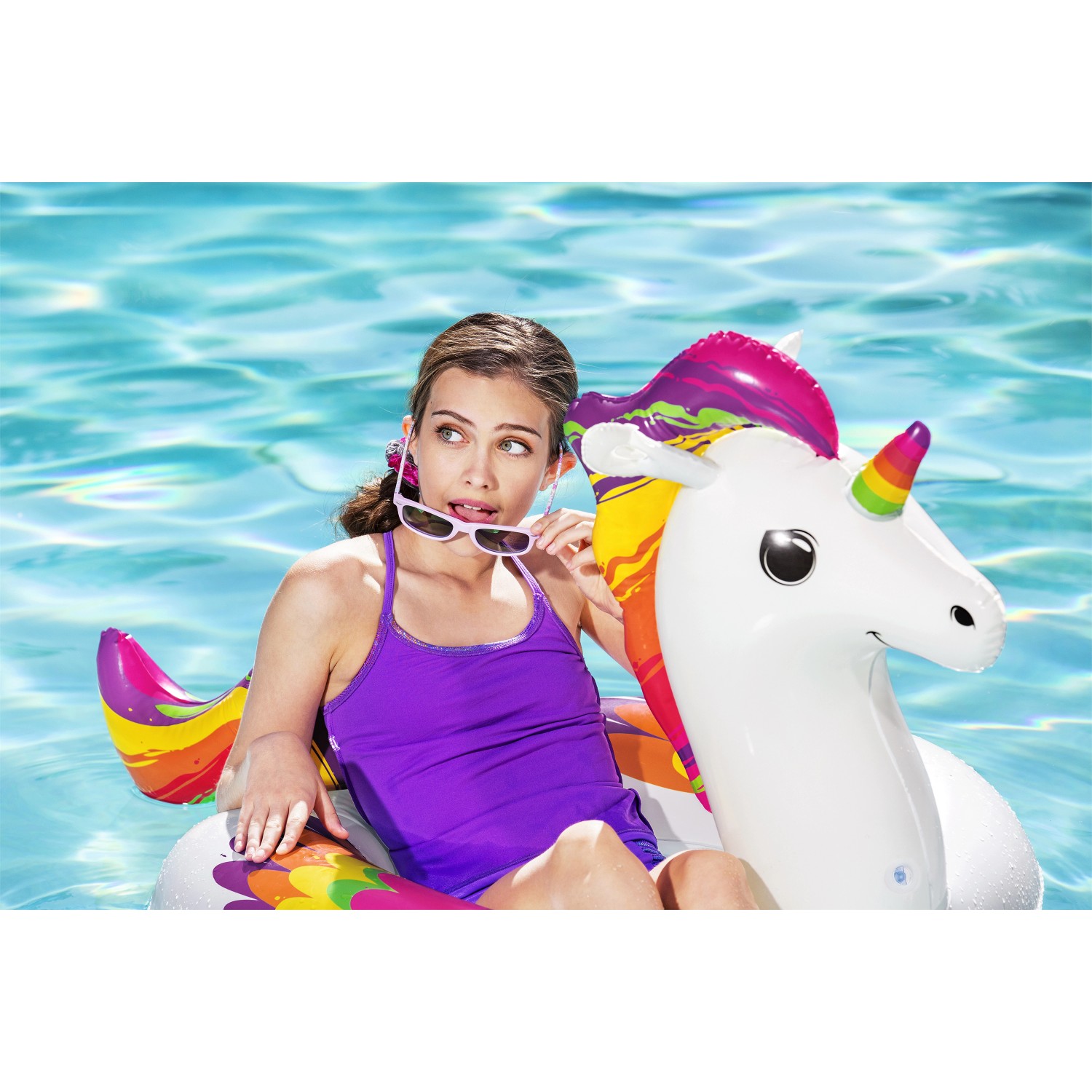 Frau aufblasbarem Bestway Einhorn Schwimmring im Pool.