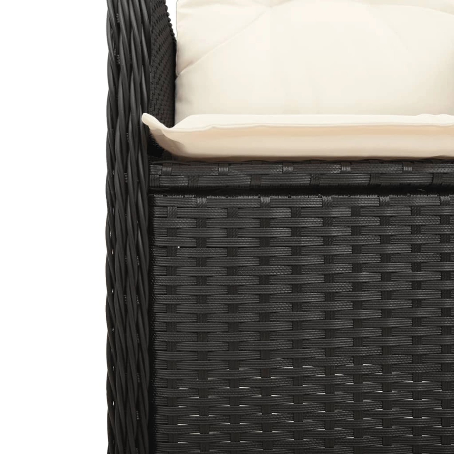 Detailansicht: Schwarzer Poly Rattan Gartenstuhl mit cremeweißem Kissen aus dem vidaXL Bistro-Set.