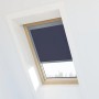 Marineblaues Avosdim Verdunkelungsrollo für Velux Dachfenster SK08 im Dachfenster.
