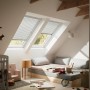 Helles Kinderzimmer mit weißen Velux Jalousien PAL C06 7001S an Dachfenstern.
