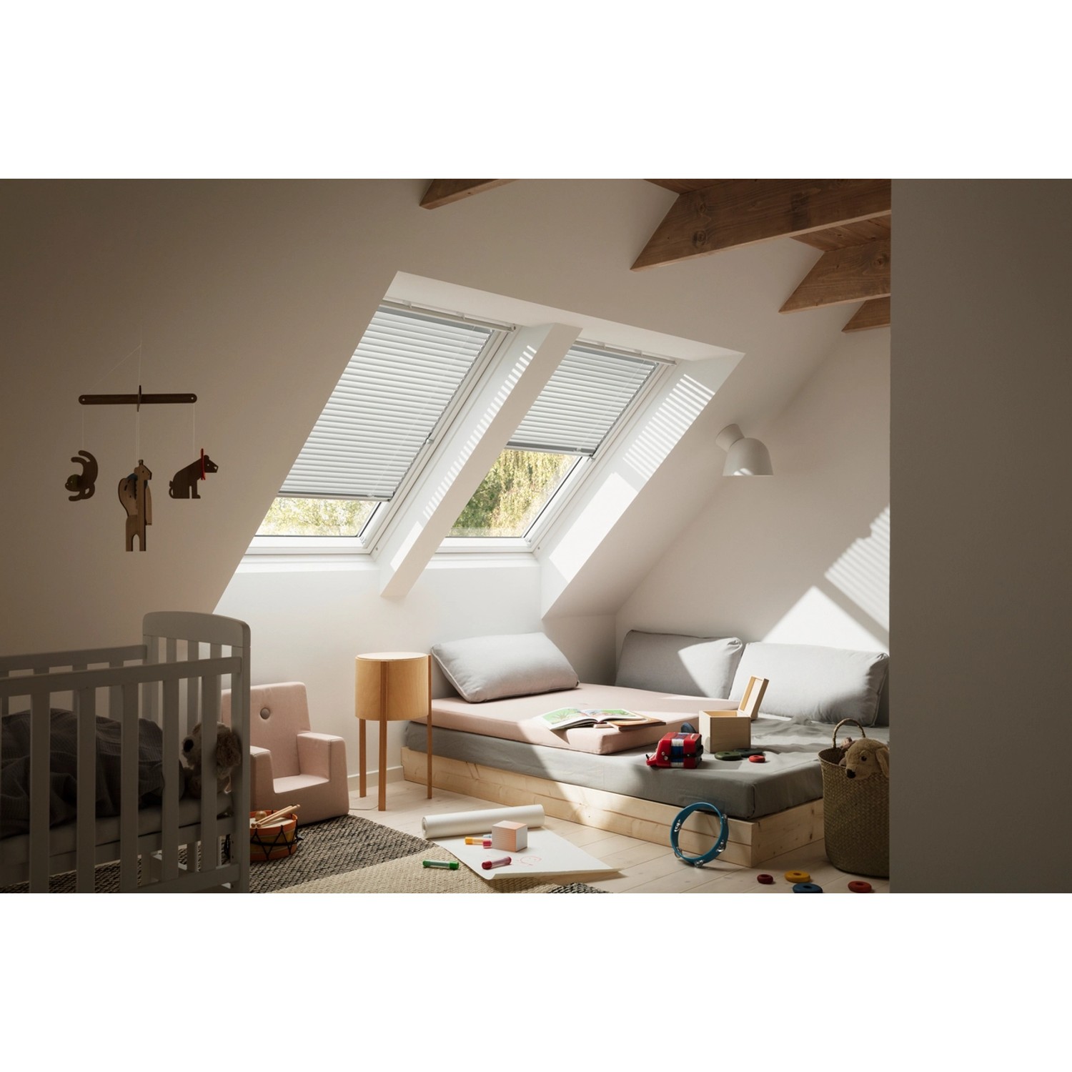 Helles Kinderzimmer mit weißen Velux Jalousien PAL C06 7001S an Dachfenstern.